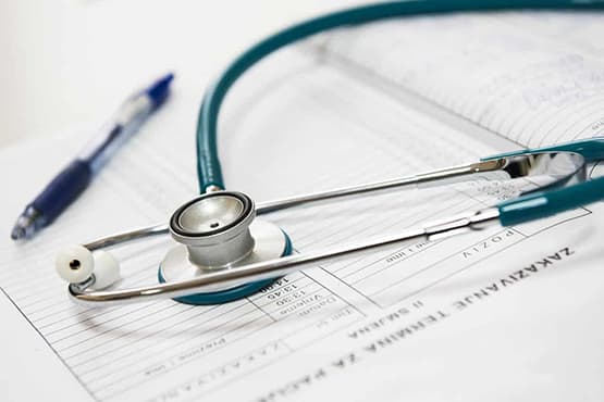 Stéthoscope posé sur ordonnance pour transport médical conventionné sécurisé ponctuel